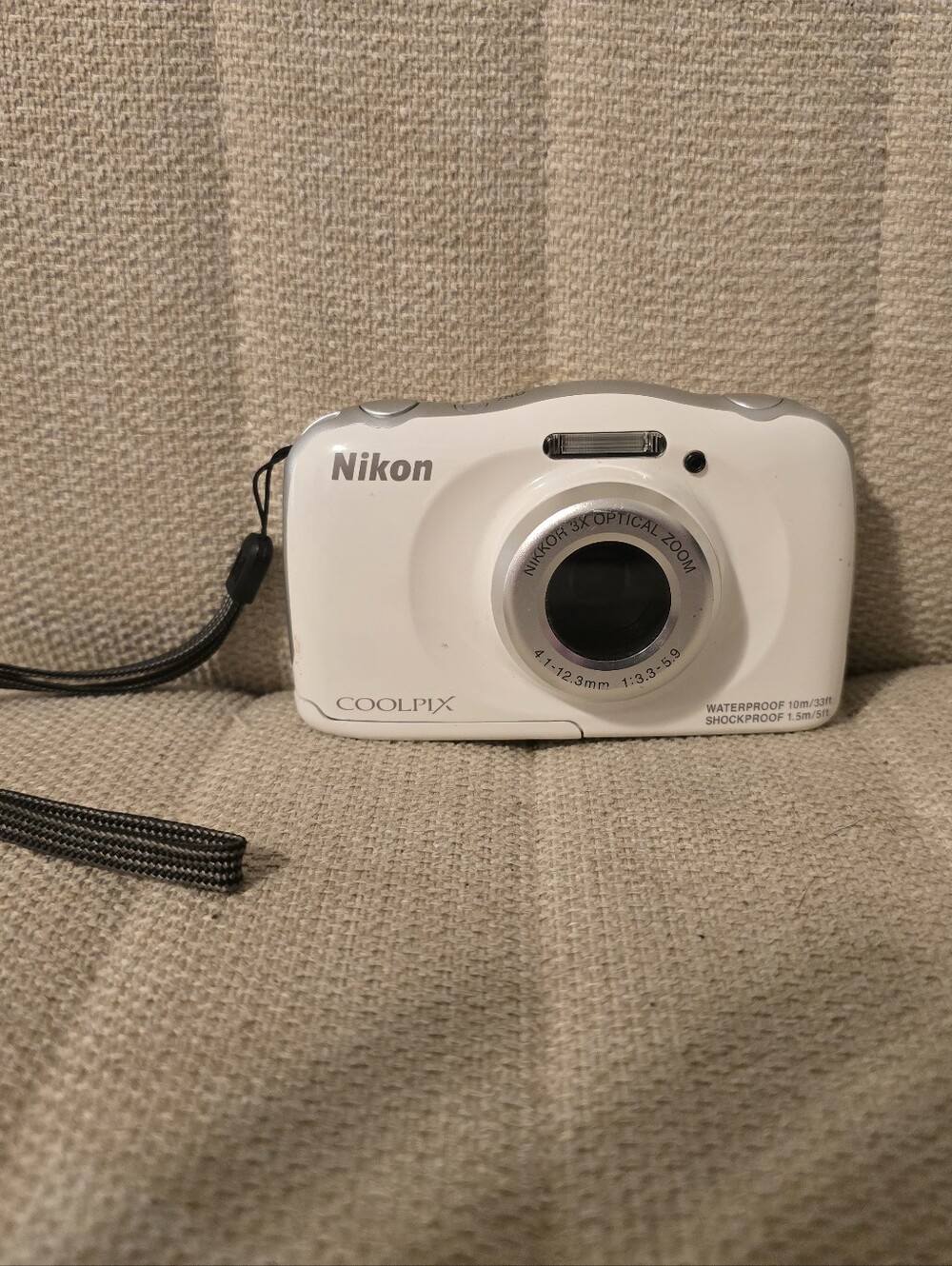 Nikon COOLPIX S33 13.2MP White Waterproof Shockproof 3x Zoom 2.7in USB